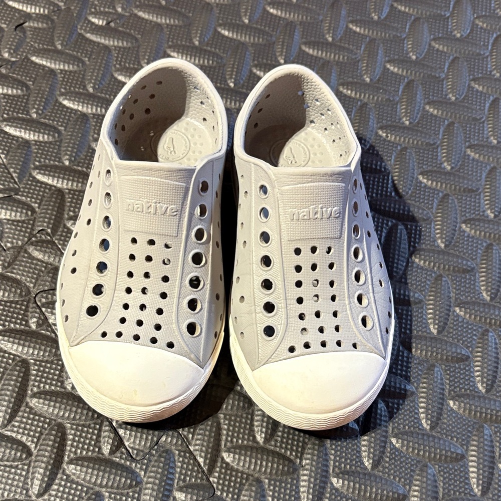 Native Kids Water Shoes - Light Gray